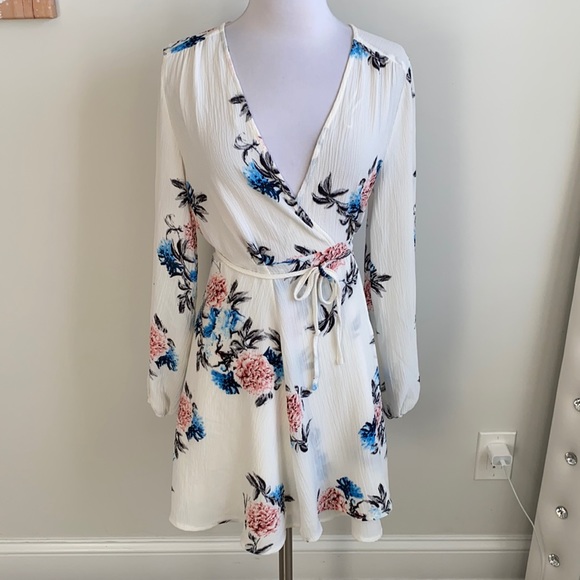 L'ATISTE Dresses & Skirts - L’ Atiste By Amy Ivory Floral Long Sleeve Wrap Dress